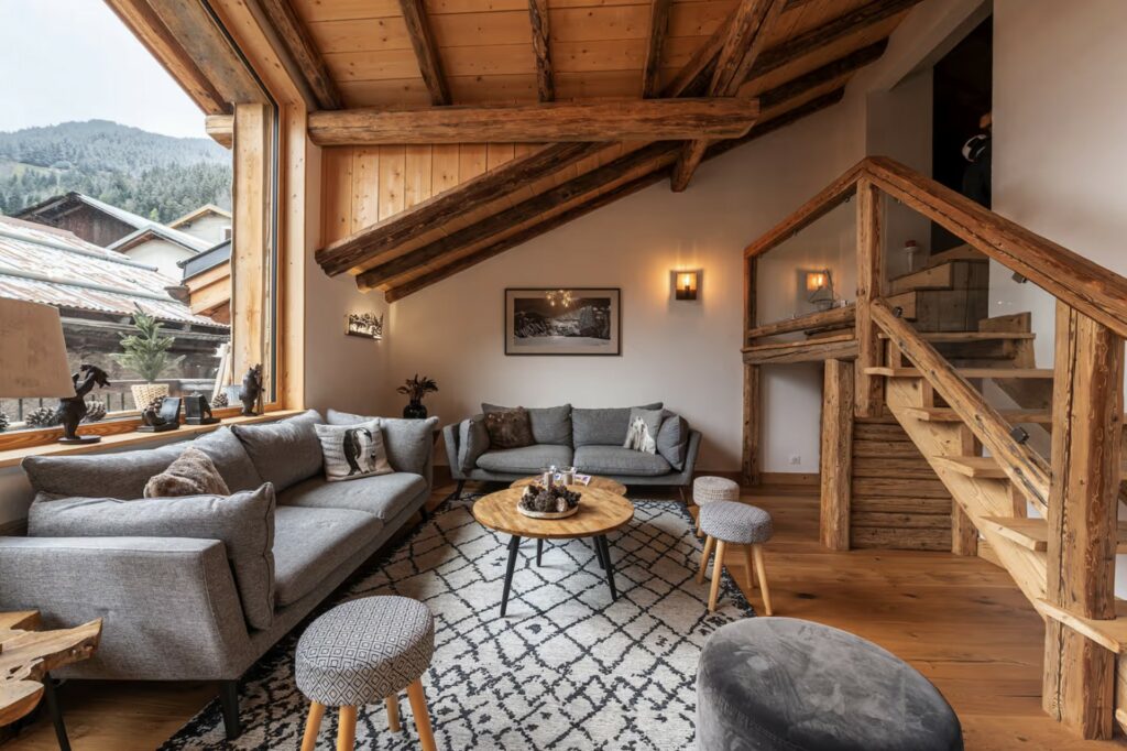 Salon premium du Chalet Alouette, charpente bois