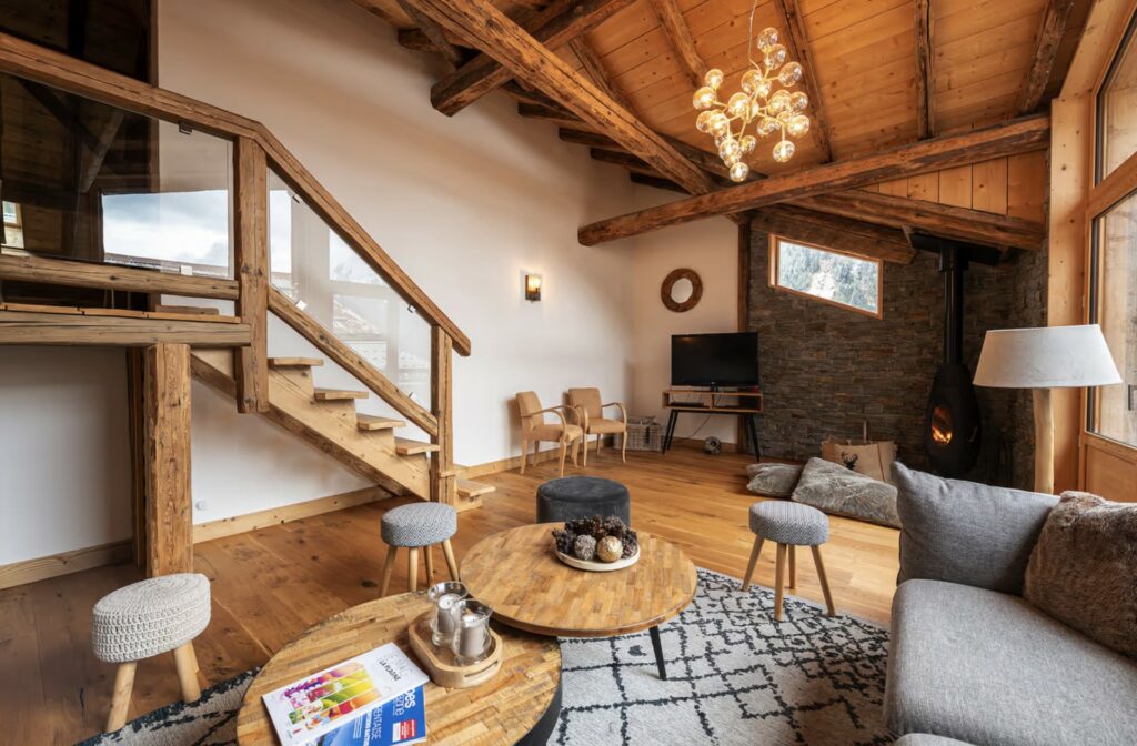 Salon premium du Chalet Alouette, escalier et espace TV
