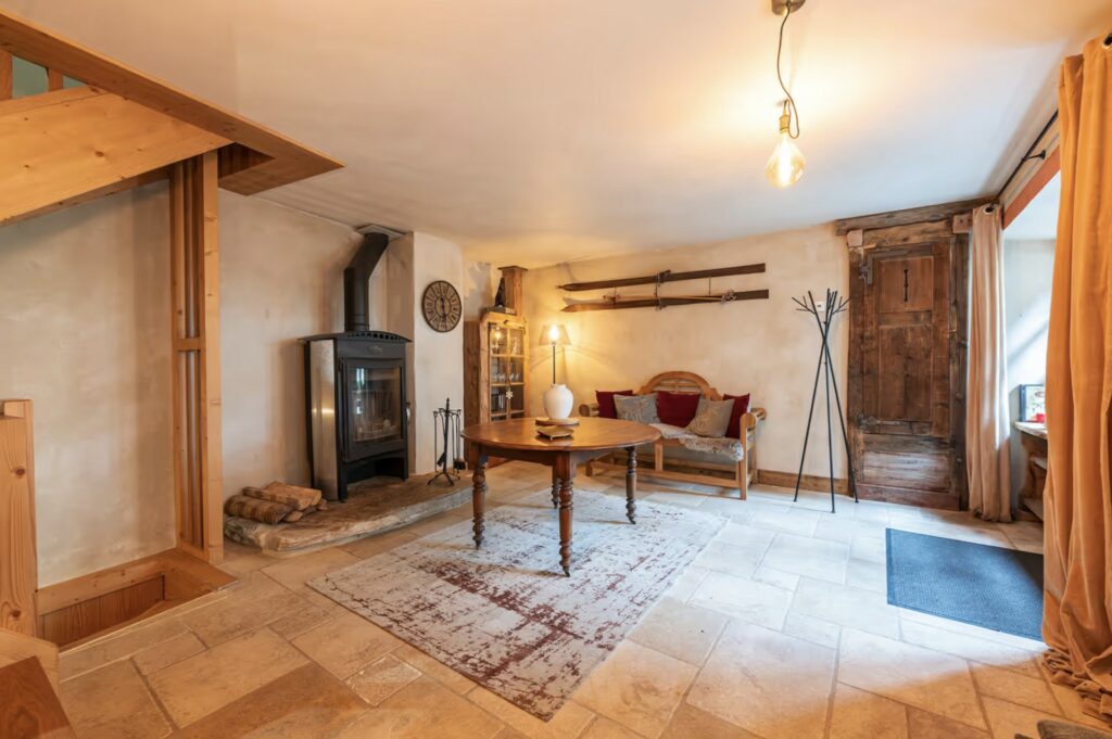 Salon d’entrée du Chalet Alouette, poêle à bois