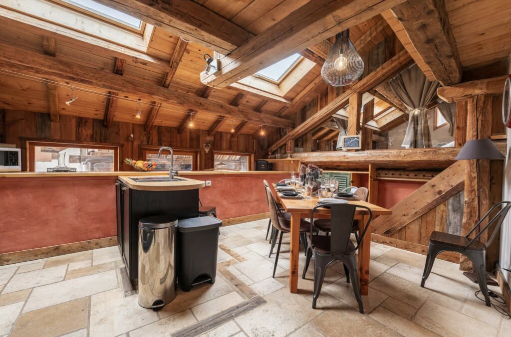 Cuisine et salle à manger du Chalet Alouette, sous charpente