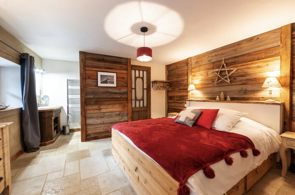 Chambre 1 du Chalet Alouette, lit double et bois