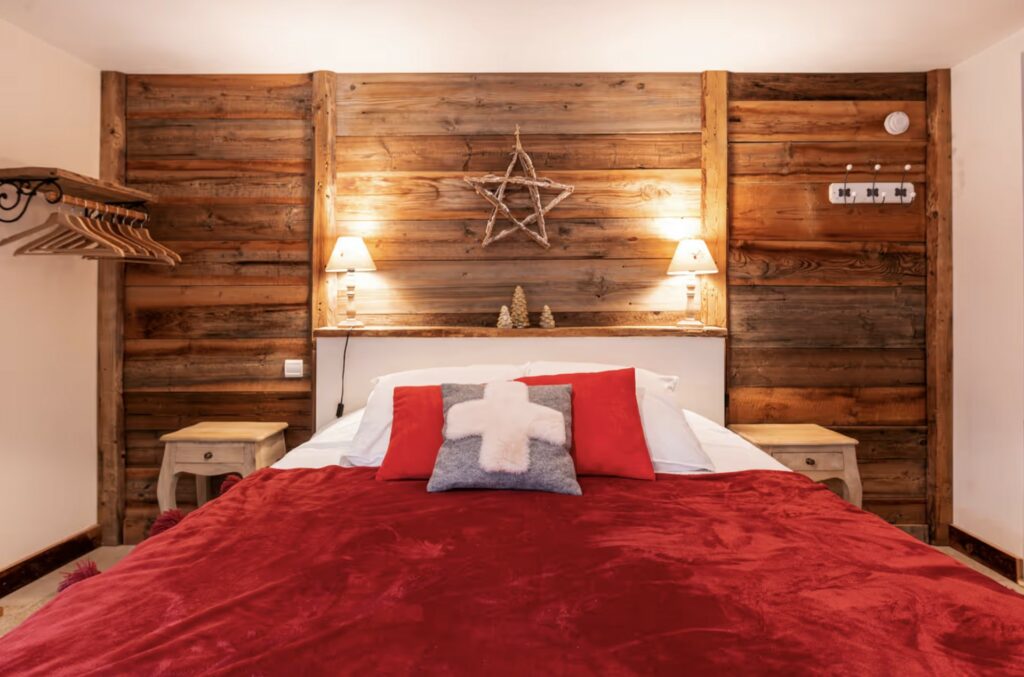 Chambre 1 du Chalet Alouette, tête de lit en bois