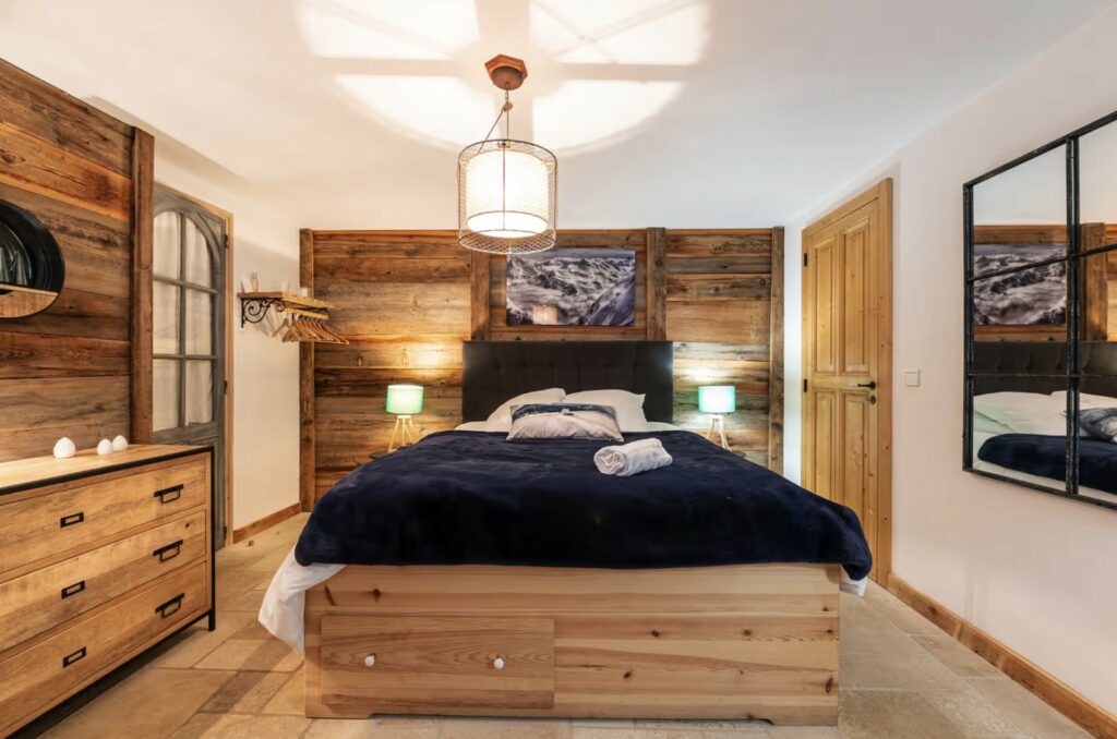 Chambre 2 du Chalet Alouette, lit double et rangements