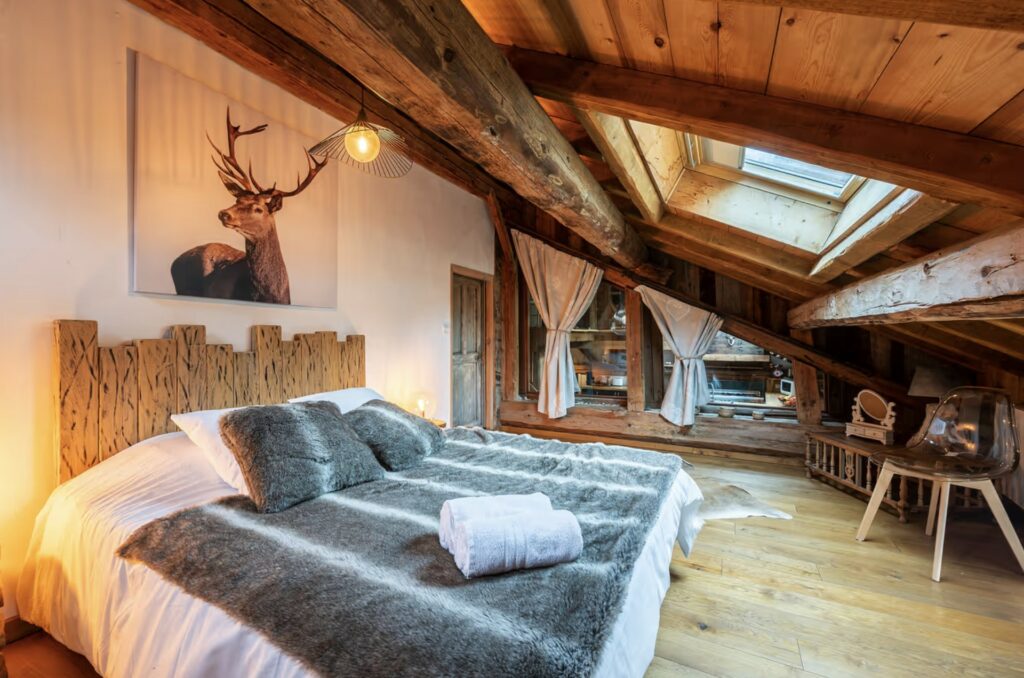Chambre 3 sous combles du Chalet Alouette, charpente bois