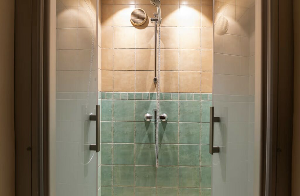 Salle de bain 2 du Chalet Alouette, douche vitrée