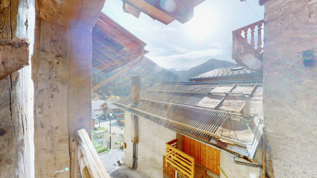 Blick vom Balkon der Lodge Alouette auf Champagny-en-Vanoise und die Berge Savoyens