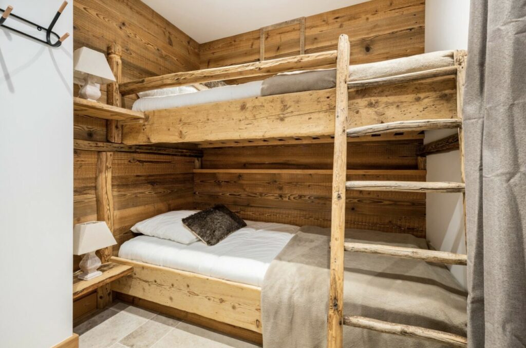 Kinderzimmer in der Lodge Alouette mit hölzernen Etagenbetten im authentischen Bergstil