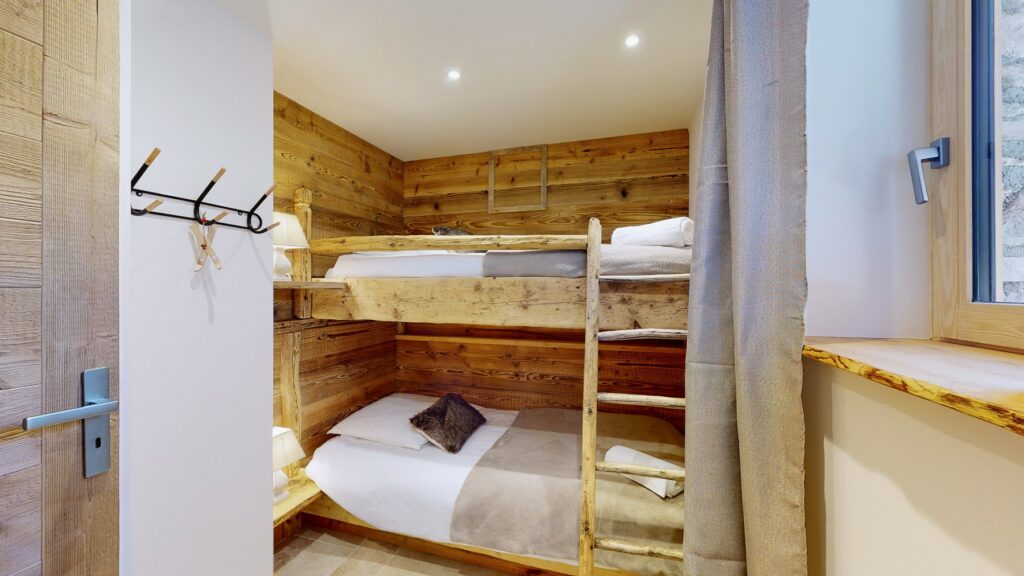 Helles Kinderzimmer in der Lodge Alouette mit Holzetagenbetten und Fenster