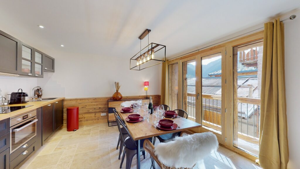 Die Lodge Alouette verfügt über eine voll ausgestattete Küche und einen hellen Speisesaal mit großem Erkerfenster.
