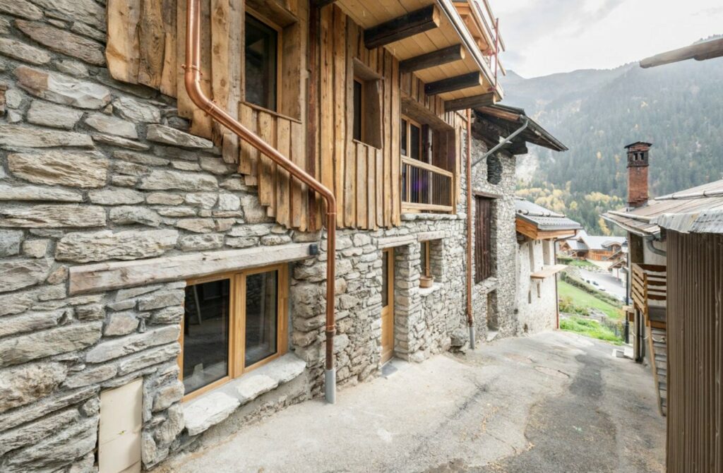 Authentische Stein- und Holzfassade der Lodge Alouette in einer Gasse in Champagny-en-Vanoise