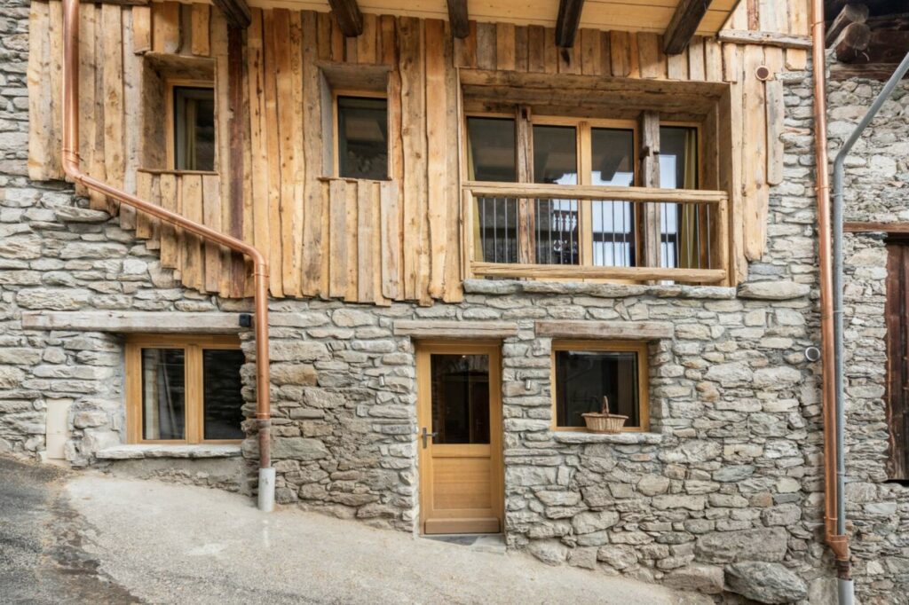 Fassade der Lodge Alouette aus Stein und Holz im Dorf Champagny-en-Vanoise in Savoyen
