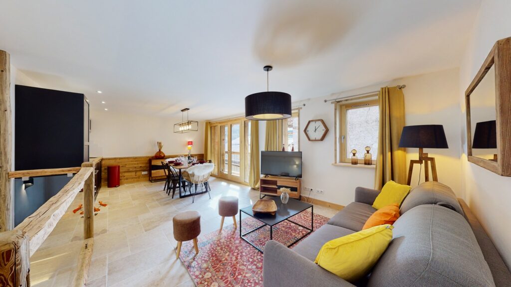 Die Lodge Alouette bietet einen geräumigen Wohnbereich mit Lounge, Esszimmer, Fernseher und großen Fenstern.