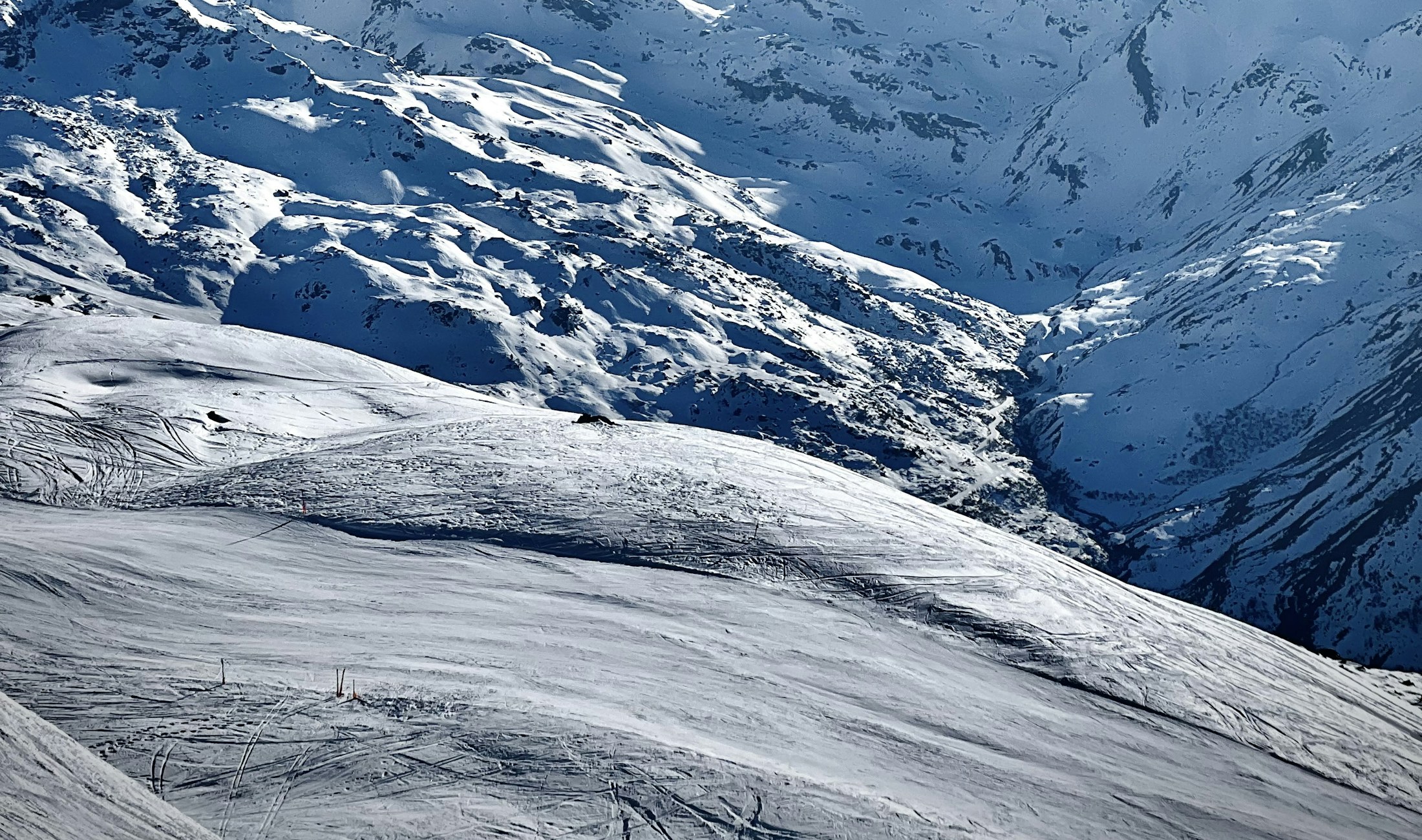 Courchevel – grand ski dans Les 3 Vallées Skieur sur les pistes de Courchevel dans le domaine des 3 Vallées